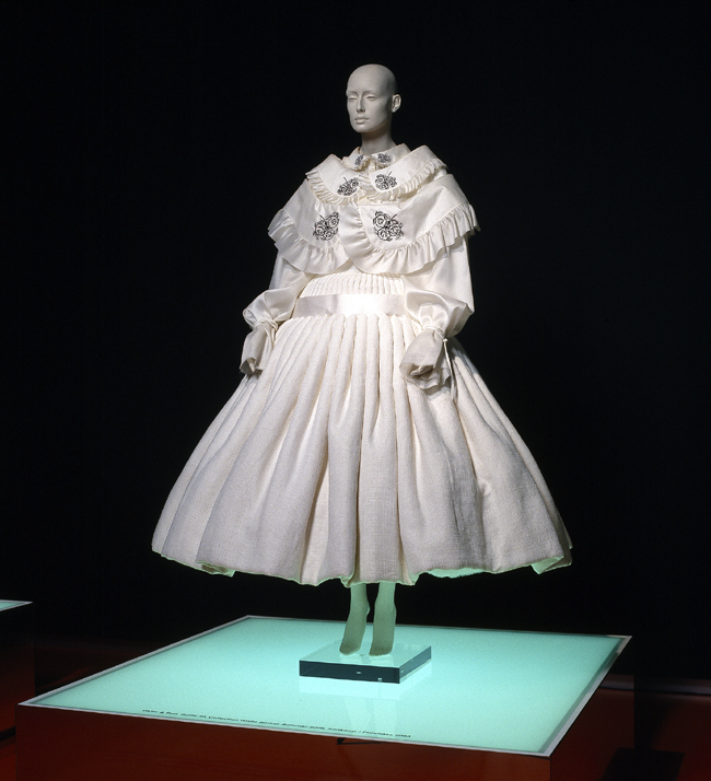 Outfit 30 (uit de collectie: White, prêt-à-porter (ready-to-wear) lente-zomer 2002)